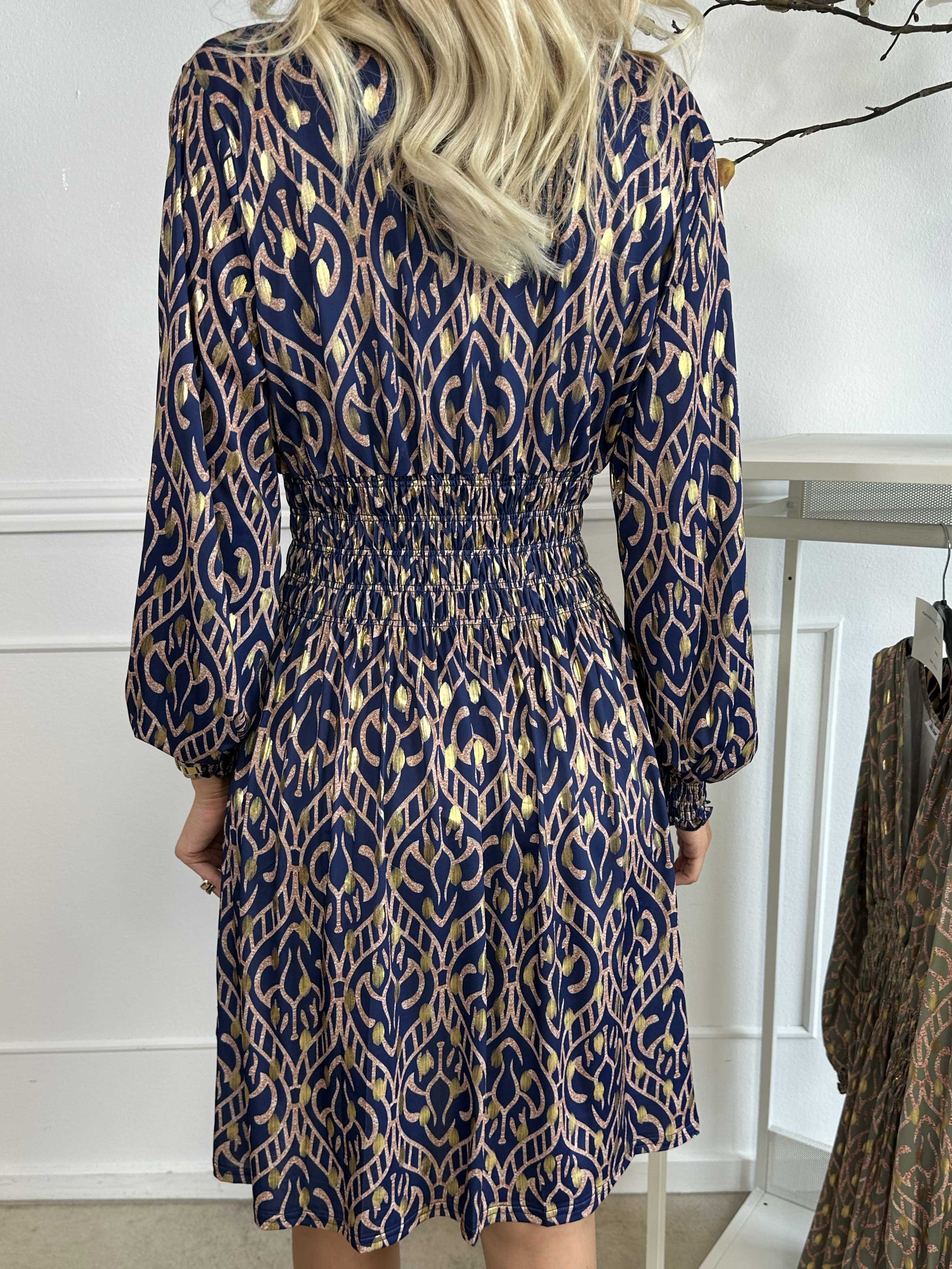 Pams Boho Short L/S - Elastisk mönstrad klänning i skrynkelfritt tyg